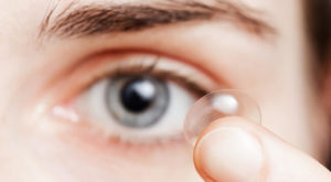 How to safely put on contact lens